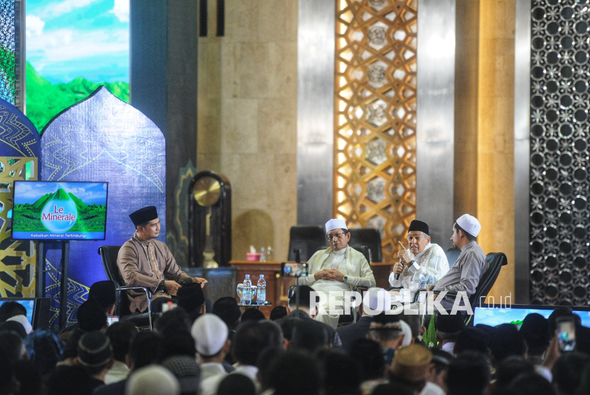 Menteri Agama Nasaruddin Umar (kedua kiri), Cendekiawan Quraish Shihab (kedua kanan), dan Pendakwah Habib Husen bin Jafar Alhadar (kanan) menjadi narasumer saat Peringatan Isra Miraj di Masjid Istiqlal, Jakarta, Senin (27/1/2025). Peringatan Isra Miraj Nabi Muhammad SAW 1446 H tersebut mengusung tema Membumikan Bahasa Langit: Membincang Kemuliaan Ibadah Sholat.