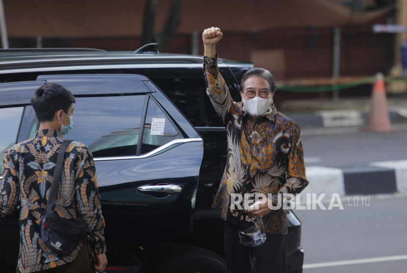 Pengacara Hotma Sitompul memasuki mobilnya usai diperiksa di gedung KPK, Jakarta, Jumat (19/2/2021) kemarin.