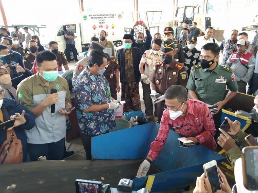 Pemusnahan barang bukti. (Foto: Galih Rakasiwi/jatimnow.com)