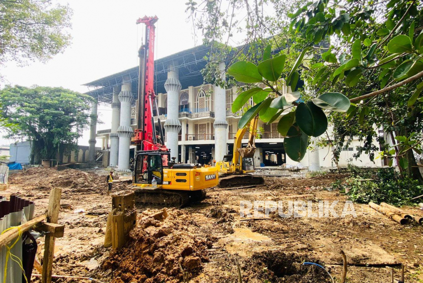 Pembangunan tahap akhir Masjid Agung Kota Bogor sedang berlangsung. Pembangunan ditargetkan selesai akhir 2023. 