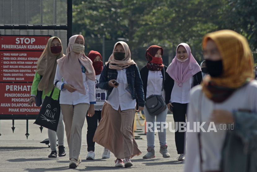 Pekerja pabrik sepatu PT Changsin Reksa Jaya berjalan keluar pabrik di Leles, Kabupaten Garut, Jawa Barat, Senin (31/8/2020). Gugus Tugas Percepatan dan Penanganan Covid-19 Garut menemukan 40 orang positif Covid-19 dari klaster pabrik sepatu PT Changsin di Kecamatan Leles, Kabupaten Garut, Jawa Barat.