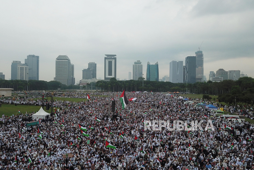Ribuan massa mengikuti Aksi Damai Aliansi Rakyat Indonesia Bela Palestina di Kawasan Monas, Jakarta, Ahad (5/11/2023). Dalam aksi tersebut mereka mengecam Serangan Israel ke Palestina yang telah menewaskan ribuan warga Palestina. 