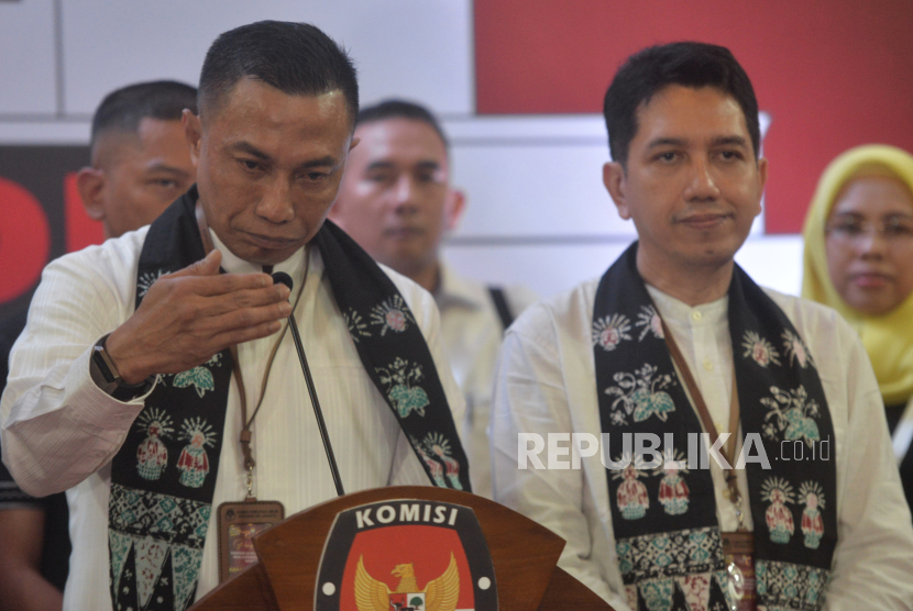 Pasangan calon gubernur dan wakil gubernur DKI Jakarta Dharma Pongrekun-Kun Wardana Abyoto di Kantor KPU DKI Jakarta, Kamis (29/8/2024). 