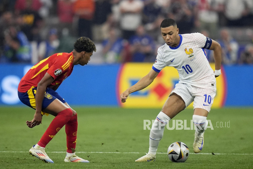 Pemain Spanyol Lamine Yamal berusaha berebut bola dengan pemain Prancis Kylian Mbappe (ilustrasi).