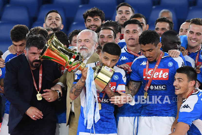 Pelatih Napoli Gennaro Gattuso (kiri) dan para pemain Napoli merayakan dengan trofi setelah memenangkan pertandingan final Piala Italia antara SSC Napoli dan Juventus FC di stadion Olimpico di Roma, Italia, 17 Juni 2020. Napoli menang 4-2 melalui adu penalti