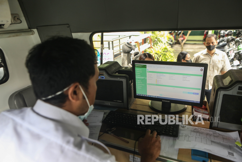 Petugas melayani warga yang akan membuat KTP elektronik di Kemantren Tegalrejo, Yogyakarta (ilustrasi)