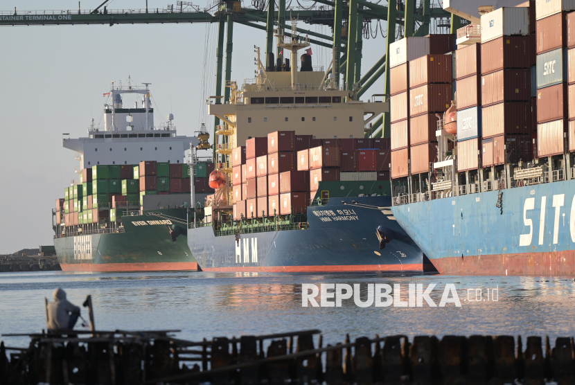 Seorang warga memancing saat adanya aktivitas bongkar muat peti kemas di New Priok Container Terminal One, Jakarta, Selasa (1/7/2025). Badan Pusat Statistik menyatakan Indonesia memperoleh surplus neraca perdagangan sebesar 4,30 miliar dolar AS pada Mei 2025 yang diraih berdasarkan perhitungan nilai ekspor sebesar 24,61 miliar dolar AS, dikurangi impor sebesar 20,31 miliar dolar AS di periode yang sama sekaligus mencatatkan surplus selama 61 bulan berturut-turut sejak Mei 2020. 