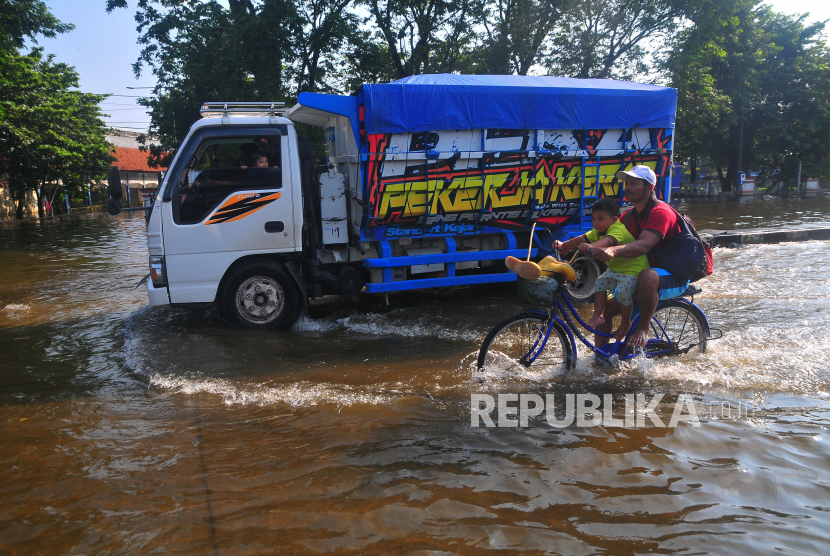 Kendaraan menerobos jalan yang tergenang banjir di jalan nasional jalur pantura (ilustrasi) 