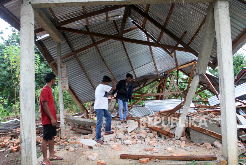 Warga melihat kondisi rumah yang rusak akibat gempa di Nagari Pinagar, Kecamatan Pasaman, Kabupaten Pasaman Barat, Sumatra Barat, Jumat (25/2/2022). Badan Nasional Penanggulangan Bencana (BNPB) menyatakan gempa berkekuatan magnitudo 6,2 di Pasaman Barat dan sekitarnya itu mengakibatkan tujuh warga meninggal dunia. 