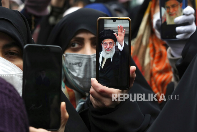 Iranian demonstrators show photos of the Supreme Leader Ayatollah Ali Khamenei on the screen of their cellphones during their protest against cartoons published by the French satirical magazine Charlie Hebdo that lampoon Iran