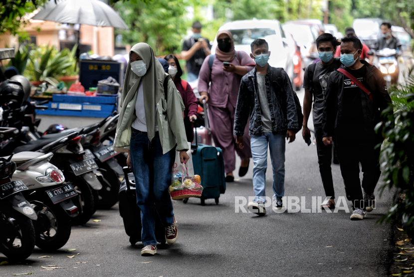 Pasien Covid-19 menunggu jemputan bus untuk di evakuasi di Puskesmas Kecamatan Setiabudi, Jakarta, Rabu (9/2/2022). Sebanyak 13 warga yang terinfeksi Covid-19 dievakuasi menuju Rumah Sakit Darurat Covid-19 (RSDC) Wisma Atlet Kemayoran untuk menjalani perawatan. Republika/Thoudy Badai