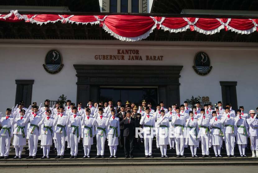Anggota Paskibra Jawa Barat (Jabar) berfoto bersama dengan Gubernur Jabar Dedi Mulyadi usai Pengukuhan Paskibraka Tingkat Provinsi Jawa Barat Tahun 2025 di Aula Barat Gedung Sate, Kota Bandung, Jumat (15/8/2025). Anggota Paskibra Jabar yang mewakili 27 kabupaten/kota se-Jabar ini selanjutnya akan bertugas pada upacara peringatan Hari Kemerdekaan RI tingkat Jabar di Lapangan Gasibu, Kota Bandung.