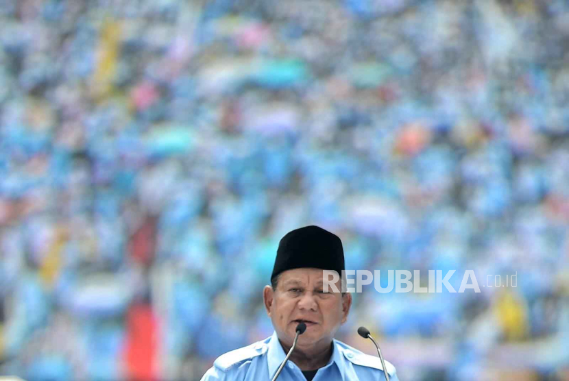 Capres nomor urut 2 Prabowo Subianto menyampaikan pidato politiknya dihadapan pendukungnya saat gelaran kampanye akbar bertajuk Pesta Rakyat untuk Indonesia Maju di Stadion Utama Gelora Bung Karno (SUGBK), Jakarta, Sabtu (10/2/2024). Dalam kesempatannya, capres Prabowo Subianto mengajak seluruh masyrakat dan pendukungnya untuk menggunakan hak suaranya pada Pemilihan Presiden 2024 pada 14 Februari mendatang. Acara Pesta Rakyat tersebut juga dihadiri sejumlah tokoh nasional, tokoh keagamaan dan  artis dan musisi seperti Presiden Indonesia keenam Susilo Bambang Yudhoyono, Habib Luthfi Bin Yahya, Raffi Ahmad hingga Ahmad Dhani dan personel grup band Dewa 19.
