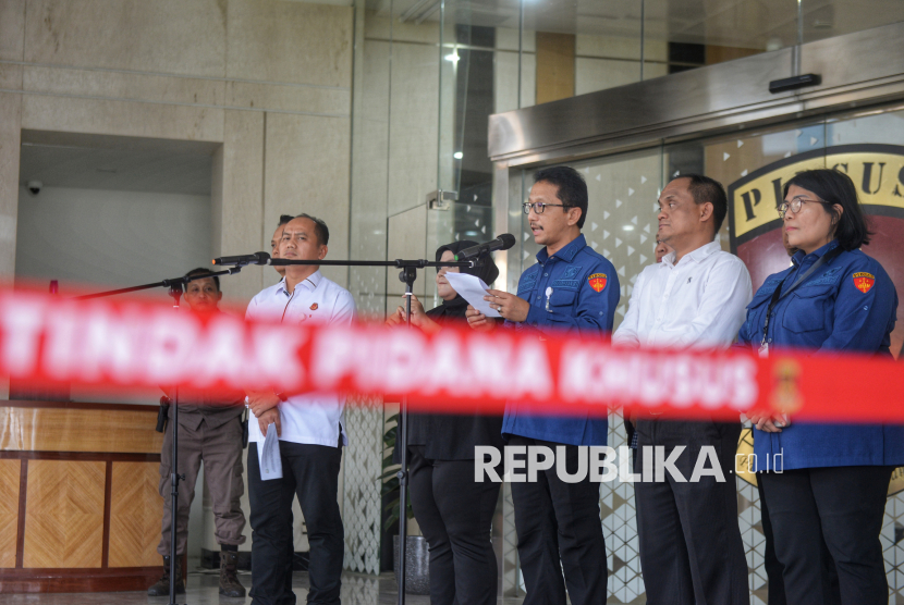 Direktur Penyidikan pada Jaksa Agung Muda Bidang Tindak Pidana Khusus (Jampidsus) Kejagung Nurcahyo Jungkung Madyo bersama Kapuspenkum Kejagung Anang Supriatna saat menyampaikan keterangan terkait penanganan perkara di Kejaksaan Agung, Jakarta, Kamis (4/9/2025). Kejaksaan Agung menahan dan menetapkan Mantan Menteri Pendidikan, Kebudayaan, Riset dan Teknologi (Mendikbudristek) Nadiem Makarim sebagai tersangka dalam kasus dugaan korupsi pengadaan chromebook di Kemendikbudristek.