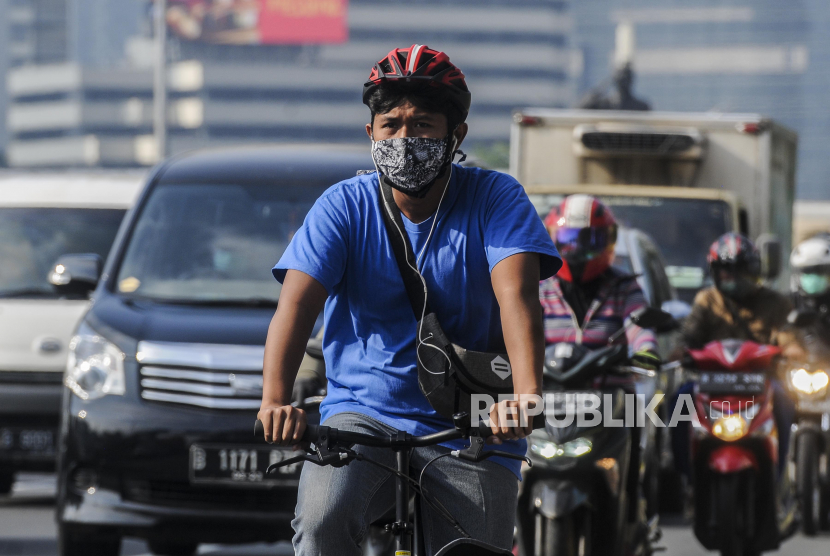 Pesepeda menggunakan busana batik saat melintas (ilustrasi). Polisi memaparkan kronologi pesepeda dibegal di Jalan Puri Indah Raya, Kembangan, Jakarta Barat pada Selasa (27/10) pagi.