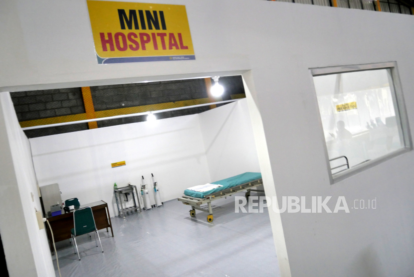 Rumah sakit mini disiagakan di Shelter Gose Covid-19, Bantul, Yogyakarta. Pemerintah Daerah Istimewa Yogyakarta mencatat jumlah kasus konfirmasi positif Covid-19 pada Rabu bertambah 694 orang sehingga totalnya menjadi 54.672 kasus.