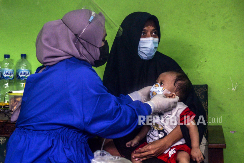 Relawan Dompet Dhuafa memakaikan masker kepada bayi dari ibu penyintas Covid-19 di kawasan Kramat Jati, Jakarta, Kamis (5/8). Pengecekan kesehatan dan edukasi menyusui untuk ibu penyintas Covid-19 itu dilakukan dalam rangka pekan asi sedunia yang diperingati setiap tanggal 1 hingga 7 Agustus. Republika/Putra M. Akbar