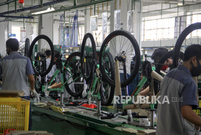Pekerja menyelesaikan kerangka sepeda di sebuah pabrik di Jawa Timur (ilustrasi). Merespons rencana ratusan perusahaan di Jatim mengajukan penangguhan pembayaran UMK 2021, sekitat pekerja menyatakan hal itu adalah pilihan yang bisa diambil perusahaan.