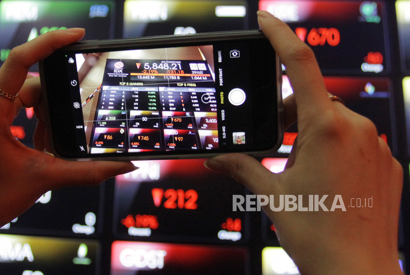 Karyawan memotret layar Indeks Harga Saham Gabungan (IHSG) di Bursa Efek Indonesia, Jakarta (ilustrasi). IHSG ditutup menguat pada penutupan perdagangan pada Senin (1/2) seiring rilis data PMI Manufaktur.