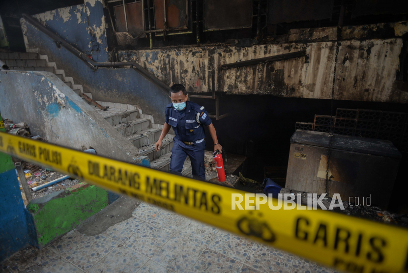 Petugas keamanan mengecek area kebakaran di Pasar Inpres Blok C Pasar Minggu, Jakarta, Selasa (13/4). Kebakaran yang diduga akibat arus pendek tersebut menghanguskan sekitar 389 kios di gedung Blok C dengan total kerugian ditaksir mencapai Rp 2 miliar. Republika/Thoudy Badai