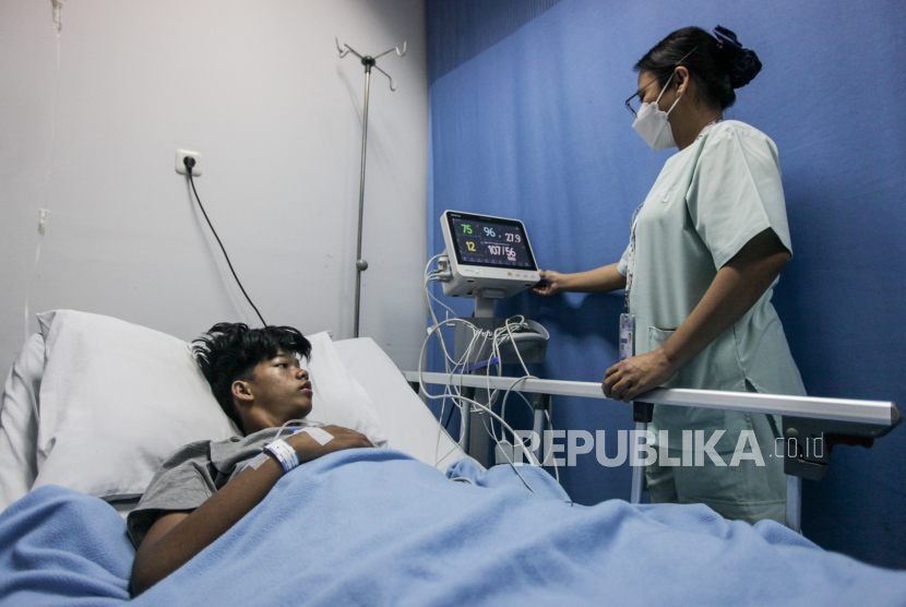 Tenaga kesehatan mengecek kondisi kesehatan pasien Demam Berdarah Dengue (DBD) di RSUD Taman Sari, Jakarta, Selasa (16/4/2024). Hingga kini, belum ada obat untuk mengatasi virus dengue penyebab DBD .