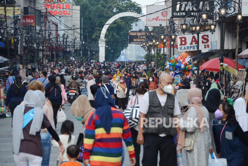 Kepadatan pengunjung di Jalan Dalem Kaum, kawasan Alun-alun Kota Bandung, Selasa (4/5). Padatnya pengunjung di pusat Kota Bandung mendekati Idul Fitri, dikhawatirkan berpotensi kembali meningkatnya kasus Covid-19.