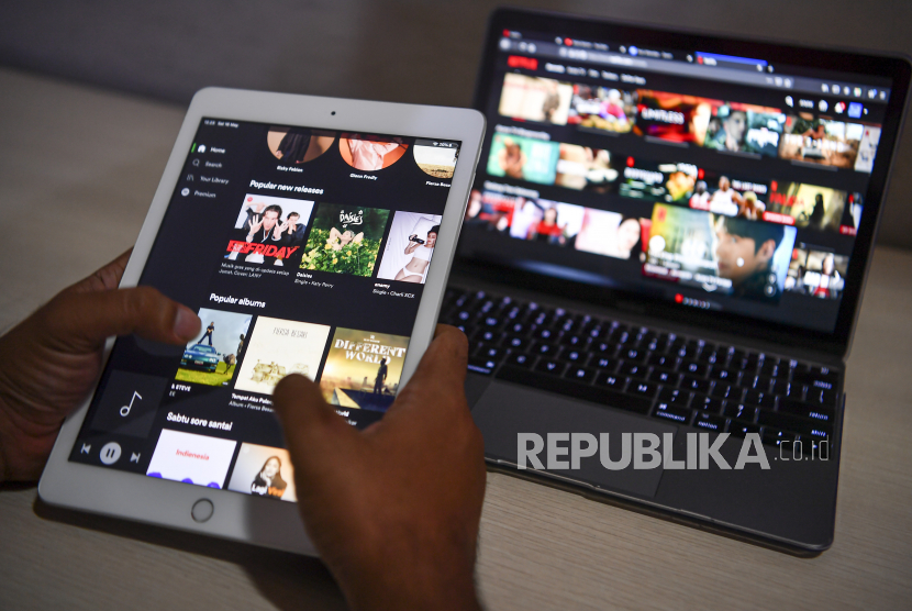 Warga mengakses layanan film daring melalui gawai di Jakarta, Sabtu (16/5/). Streaming film merupakan salah satu bisnis yang melejit selama pandemi.