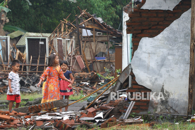 Sejumlah anak melihat kerusakan bangunan akibat gempa di Majangtengah, Malang, Jawa Timur, Ahad (11/4/2021). Badan Nasional Penanggulangan Bencana (BNPB) melaporkan sedikitnya 1.189 unit rumah rusak akibat gempa bermagnitudo 6,1 yang mengguncang kawasan Malang dan sekitarnya. 