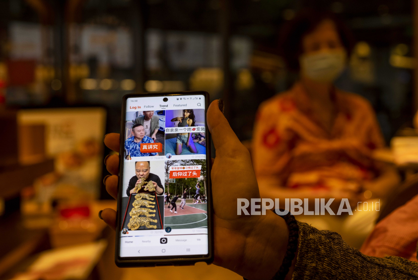  Aplikasi Kuaishou ditampilkan pada perangkat ponsel pintar di sebuah kafetaria di Shanghai, Cina, 17 September 2020. Kuaishou adalah aplikasi seluler berbagi video Tiongkok yang populer dan saingan TikTok di luar negeri dari ByteDance. Dalam penawaran umum perdana (IPO) Hong Kong, Kuaishou bermaksud untuk mengumpulkan hingga 5 miliar USD sebagai laporan media.