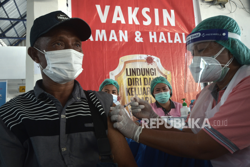 Seorang pria mendapatkan suntikan vaksin di Pelabuhan Samudera, Bitung, Sulawesi Utara (Sulut). Pada Jumat (16/7), Sulut mencatatkan angka harian tertinggi kasus harian Covid-19. (ilustrasi)