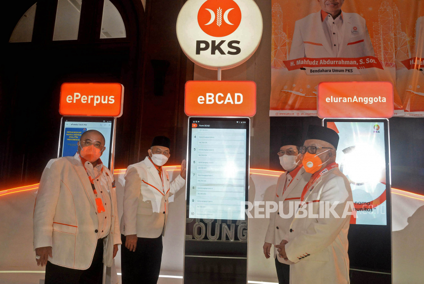 Presiden PKS Ahmad Syaikhu (dua kiri) bersama Sekjen PKS Habib Aboe Bakar Al Habsyi (kiri) dan para pengurus partai meninjau Digital Lounge dalam acara Rapat Kerja Nasional (Rakernas) PKS 2022 di Jakarta, Senin (31/1/2022). Acara yang dilakukan secara Hybrid tersebut mengangkat tema Semangat Transformasi dan Kolaborasi yang akan berlangsung hingga 2 Februari 2022.Prayogi/Republika.