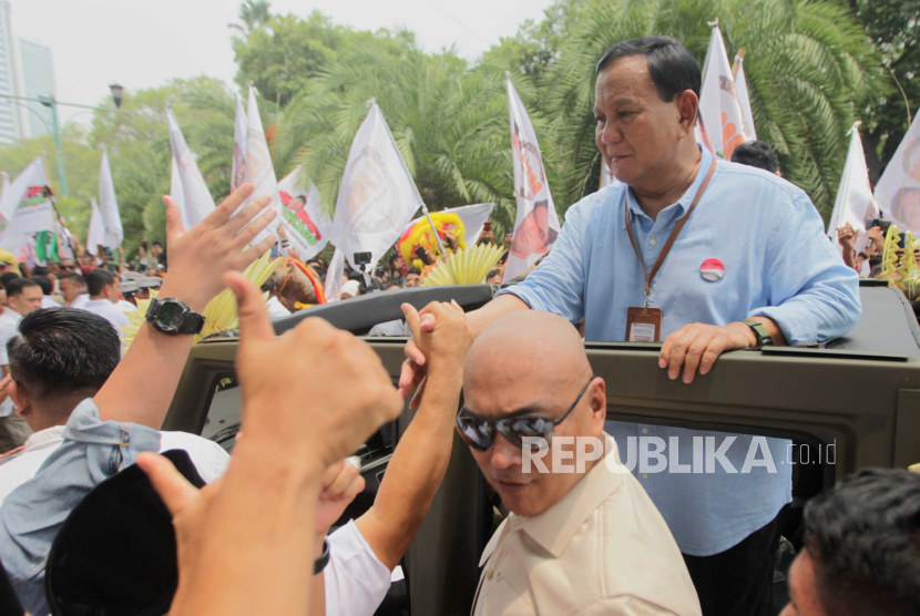 Bacapres Prabowo Subianto menyalami pendukung saat pawai di depan Gedung KPU RI, Jakarta, Rabu (25/10/2023). Pasangan bakal capres dan bakal cawapres yang diusung Koalisi Indonesia Maju tersebut mendaftarkan diri mereka sebagai peserta dalam Pilpres 2024.