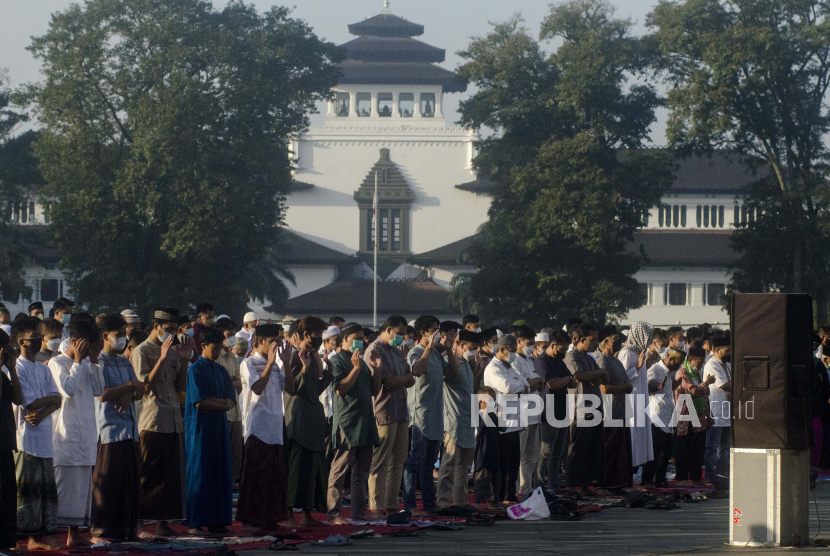 Umat Islam melaksanakan shalat Idul Fitri 1443 Hijriah di Lapangan Gasibu, Bandung, Jawa Barat, Senin (2/5/2022). Islam Wasathiyyah Memerangi Ekstremisme