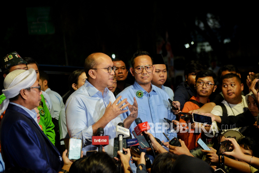 Ketua TKN Prabowo Gibran Rosan Roeslani (kiri). Hasto mempertanyakan etika Rosan yang umumkan dukungan kader PPP ke Prabowo-Gibran.