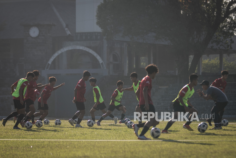 Pesepak bola Timnas U-17 mengikuti sesi latihan di Stadion Sriwedari, Solo, Jawa Tengah, Jumat (11/8/2023). Latihan tersebut untuk persiapan jelang Piala Dunia U-17 yang akan digelar 10 November hingga 2 Desember 2023 di Indonesia. 