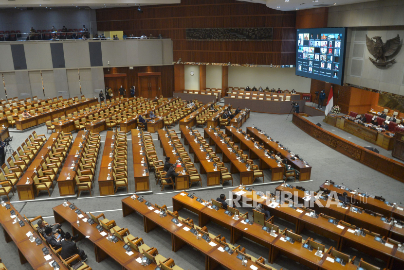 Sejumah anggota DPR mengikuti rapat paripurna di Kompleks Parlemen, Senayan, Jakarta, Kamis (17/11/2022). (Ilustrasi)