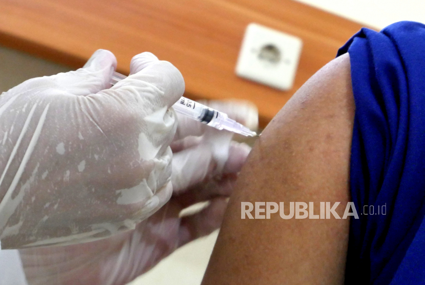 Petugas menyuntik vaksin Covid-19 tenaga kesehatan (Nakes) di Puskesmas Pandak I, Bantul, Yogyakarta, Rabu (3/2).
