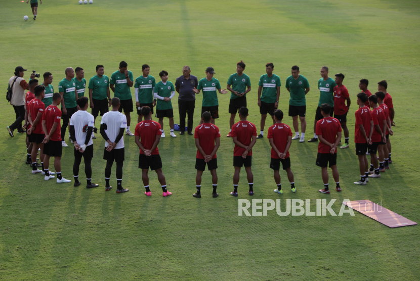 Pelatih timnas Indonesia U-23 Shin Tae-yong (tengah) memberikan pengarahan kepada para pemain belum lama ini.