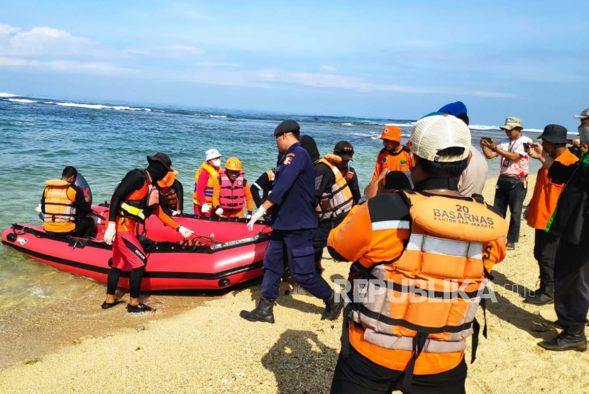 Petugas SAR gabungan mengevakuasi jenazah seorang wisatawan yang tengggelam di Pantai Pasir Putih, Desa Pangumbahan, Kecamatan Ciracap, Kabupaten Sukabumi. (Ilustrasi)