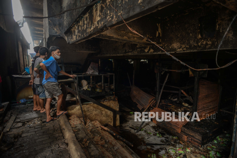 Pedagang mengamati kios yang terbakar di Pasar Inpres Blok C Pasar Minggu, Jakarta, Selasa (13/4). Kebakaran yang diduga akibat arus pendek tersebut menghanguskan sekitar 389 kios di gedung Blok C dengan total kerugian ditaksir mencapai Rp 2 miliar. Republika/Thoudy Badai