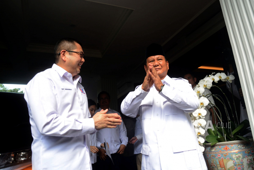 Ketua Umum Partai Gerindra Prabowo Subianto bersama Ketua Umum Partai Perindo Hary Tanoesoedibjo memberikan salam sebelum melakukan pertemuan  di Jakarta, Rabu (5/4/2023). Pertemuan itu membahas peluang koalisi antara kedua partai menjelang pemilu dan pilpres 2024.