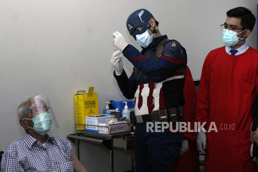Bogor Lanjutkan Vaksinasi Lansia dengan Jemput Bola. Dokter superhero Rollando Erric Manibuy bersiap menyuntikkan vaksin COVID-19 dosis kedua kepada lansia berusia 104 tahun Wirjawan Hardjamulia di Rumah Sakit Vania, Kota Bogor, Jawa Barat, Selasa (20/4/2021). Vaksinasi COVID-19 yang dilakukan oleh dokter superhero kepada lansia tertua tersebut untuk memotivasi warga lansia lainnya supaya tidak takut menjalani vaksinasi COVID-19. 