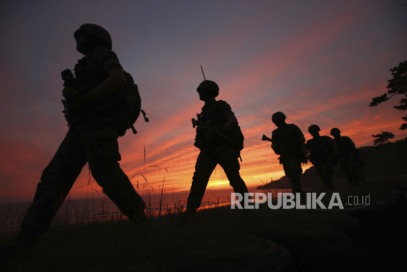 Marinir Korea Selatan saat patroli di Pulau Yeonpyeong, Korea Selatan, Selasa (16/6). Kementerian Luar Negeri Rusia mengatakan mereka 