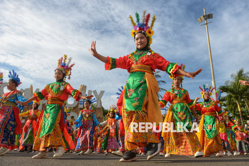 Aksi Ribuan Penari Meriahkan Gelaran Semarak Nandak Ondel-ondel Betawi