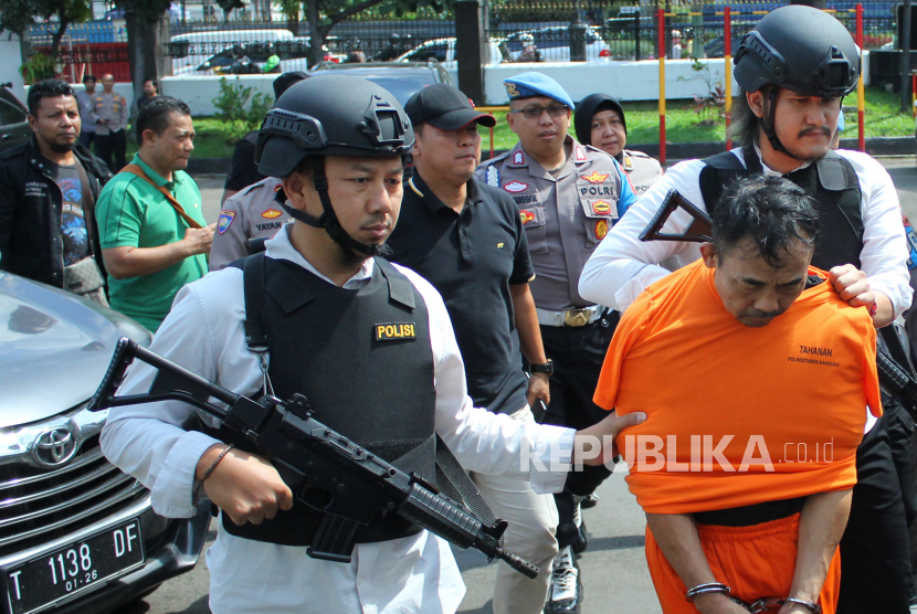 Pelaku kasus pembunuhan mayat terbungkus plastik di Cijerah, diihadirkan saat konferensi pers di Mapollrestabes Bandung, Jalan Merdeka, Kota Bandung, Senin (12/6/2023).