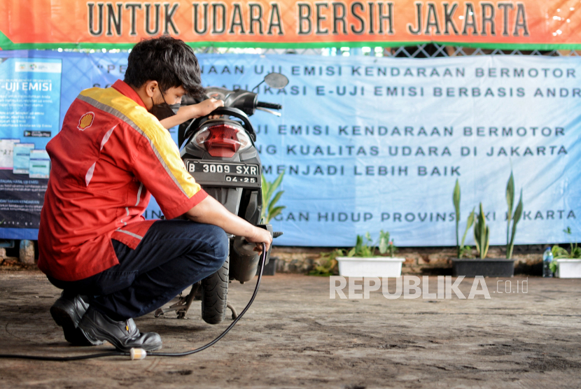 Sejumlah teknisi bengkel mengikuti pelatihan uji emisi di Kantor Dinas Lingkungan Hidup DKI Jakarta, Kramat Jati, Jakarta Timur, Kamis (18/11). Pelatihan yang dibagi dalam tiga sesi ini membekali materi tentang Standar Operasional Prosedur Uji Emisi seperti kalibrasi mesin pengujian, pengecekan fisik kendaraan, dan penentuan ambang batas uji emisi. Republika/Thoudy Badai