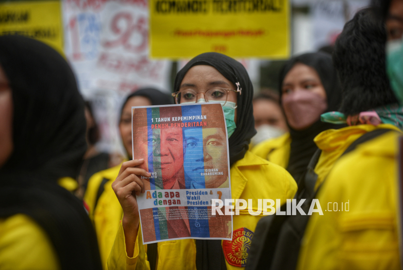Sejumlah mahasiswa menggelar aksi demonstrasi dalam rangka memperingati satu tahun pemerintahan Presiden Prabowo Subianto dan Wakil Presiden Gibran Rakabuming Raka di kawasan Patung Kuda, Monas, Jakarta, Senin (20/10/2025). Dalam aksi tersebut, mahasiswa menyampaikan sejumlah tuntutan terkait program prioritas pemerintah yang dinilai belum menjawab kebutuhan rakyat. Mulai dari program makan bergizi gratis hingga reformasi pendidikan yang dianggap masih gagal memenuhi harapan masyarakat.