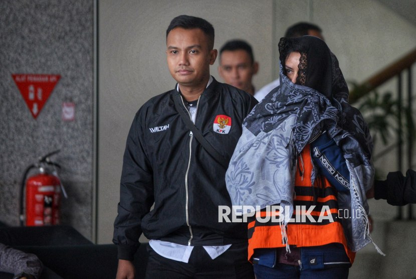 Bupati Pekalongan Fadia Arafiq mengenakan rompi tahanan usai diperiksa di Gedung Merah Putih Komisi Pemberantasan Korupsi (KPK), Jakarta, Rabu (4/3/2026). KPK melakukan operasi tangkap tangan (OTT) terhadap Fadia Arafiq dan menetapkannya sebagai tersangka dalam kasus dugaan korupsi pengadaan barang dan jasa (PBJ) terkait pekerjaan outsourcing di lingkungan Pemerintah Kabupaten Pekalongan.