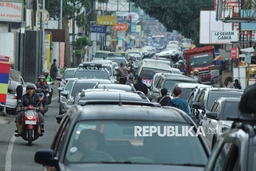 Sejumlah titik kemacetan terjadi di jalur Lembang-Bandung seperti di Jalan Grand Hotel, Lembang, Kabupaten Barat, Kamis (3/4/2025). Dengan tingginya volume kendaraan di musim libur Lebaran di beberapa lokasi aparat kepolisian menerapkan sistem satu arah atau one way.