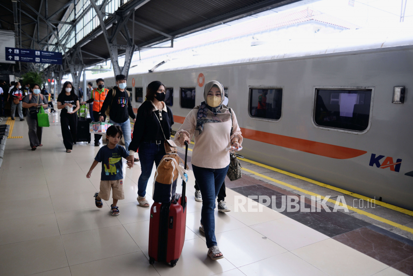 Sejumlah penumpang tiba di Stasiun Pasar Senen, Jakarta (ilustrasi).